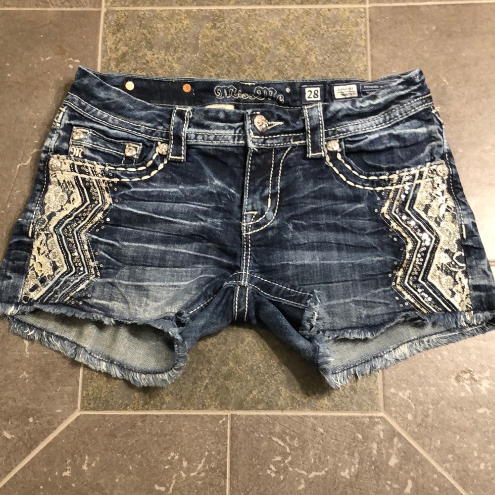 Miss Me signature shorts size 28.
